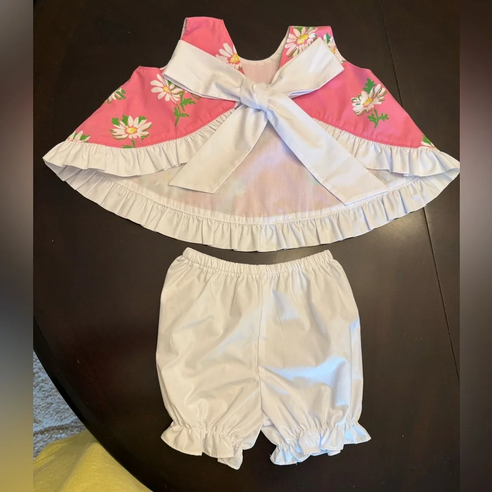 The Beaufort Bonnet Company Suzy Swing Set in Darien Daisy, Size 2T.